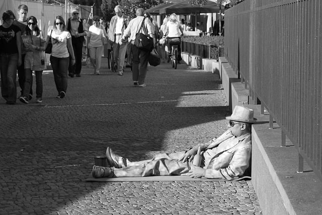 Street artist raises awareness of elderly poverty in Berlin, Germany