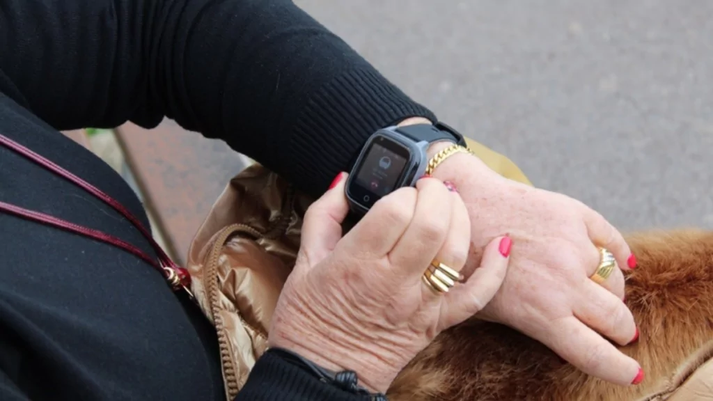 save family senior
Aging in place
Senior smart watch
Fall prevention
Elderly autonomy
Connected health technology
